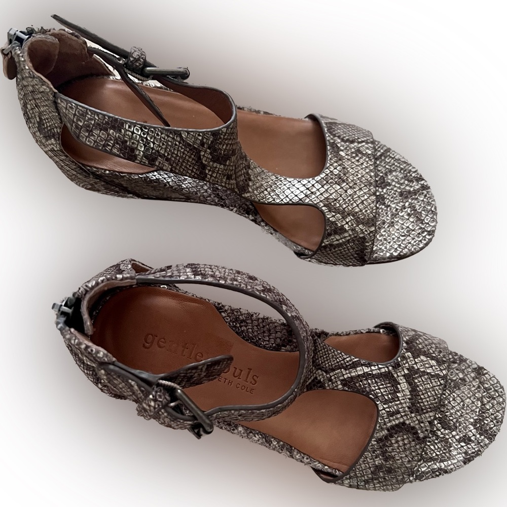 Gentle Souls-Kenneth Cole size 6.5 GISELE WOMENS WEDGE SANDALS Color-Brown Multi
